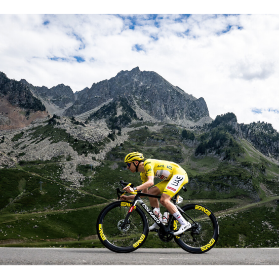 Pogacar i den gule føretrøje foran bjerge