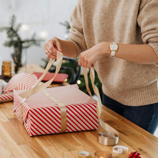 En kvinde pakker en gave ind.