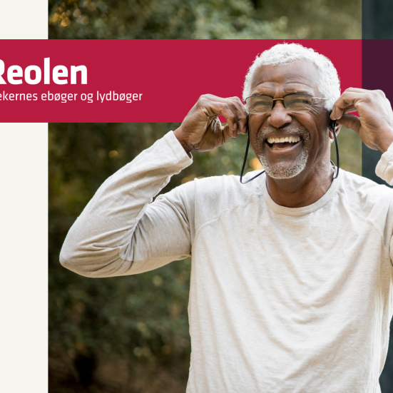 Foto af ældre mand, der lytter til lydbøger