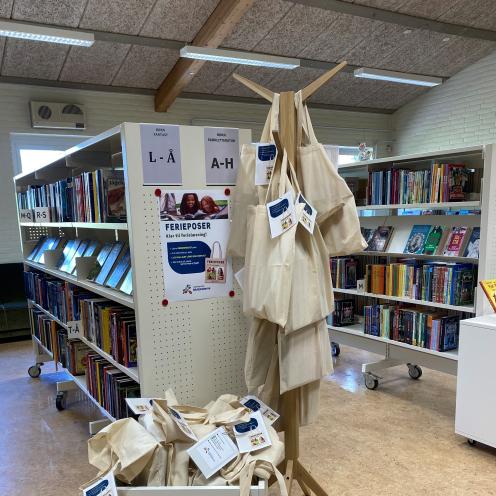 Lån en færdigpakket feriepose på Videbæk Bibliotek.