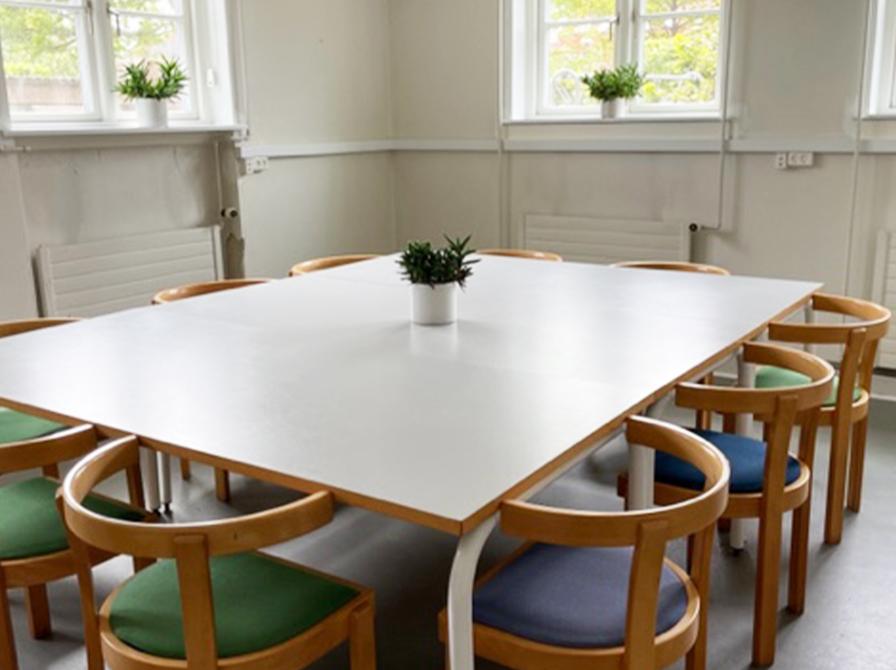 Mødelokale Beta med plads til 10 personer på Skjern Bibliotek.