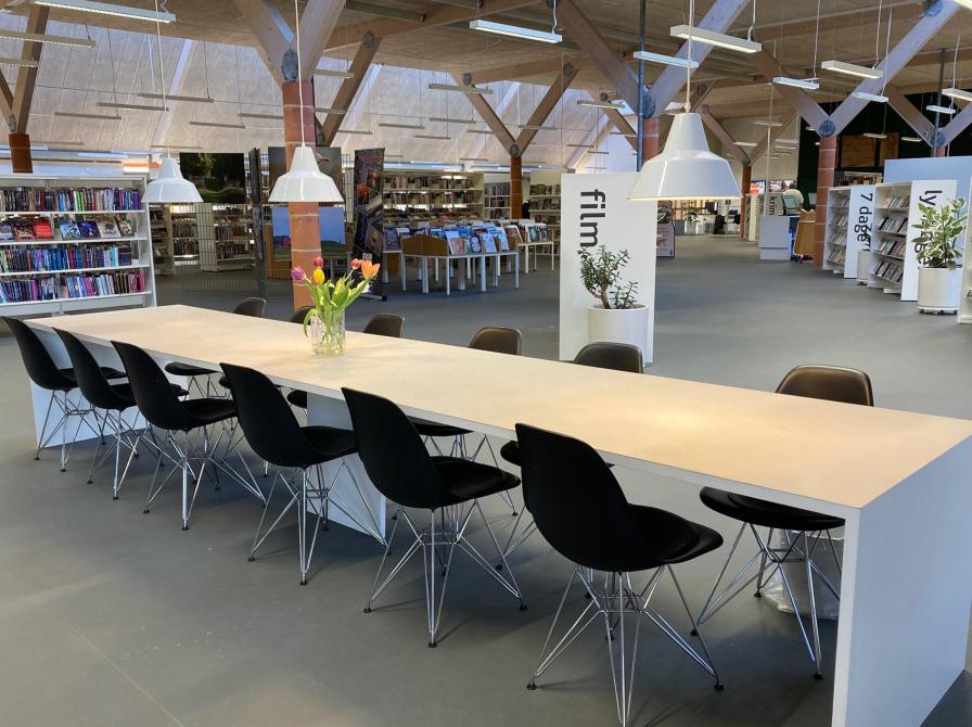 Langbord i biblioteksrummet på Skjern Bibliotek
