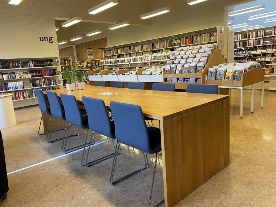Langbord i biblioteksrummet på Videbæk Bibliotek