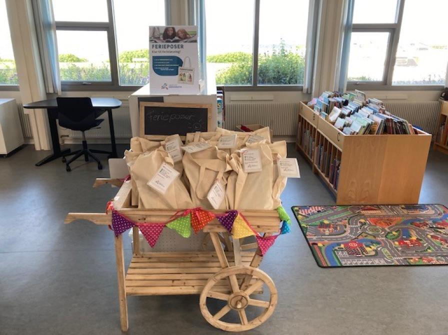 Lån en færdigpakket feriepose fra vognen på Ringkøbing Bibliotek.