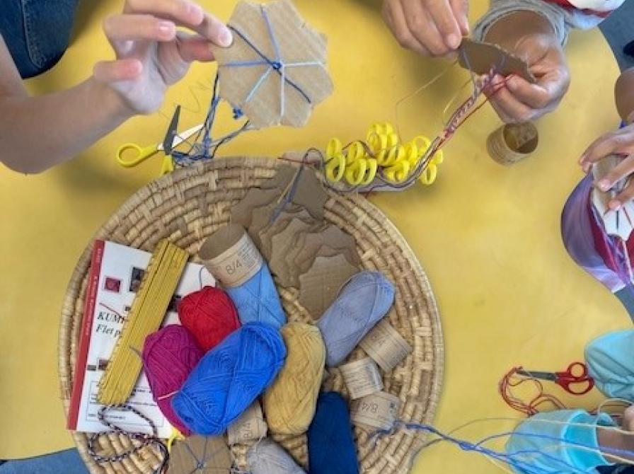 KREA-TID på Ringkøbing Bibliotek - Her kan du lave din helt egen japansk fletning, som du kan lave til fx: et armbånd eller nøglekæde.