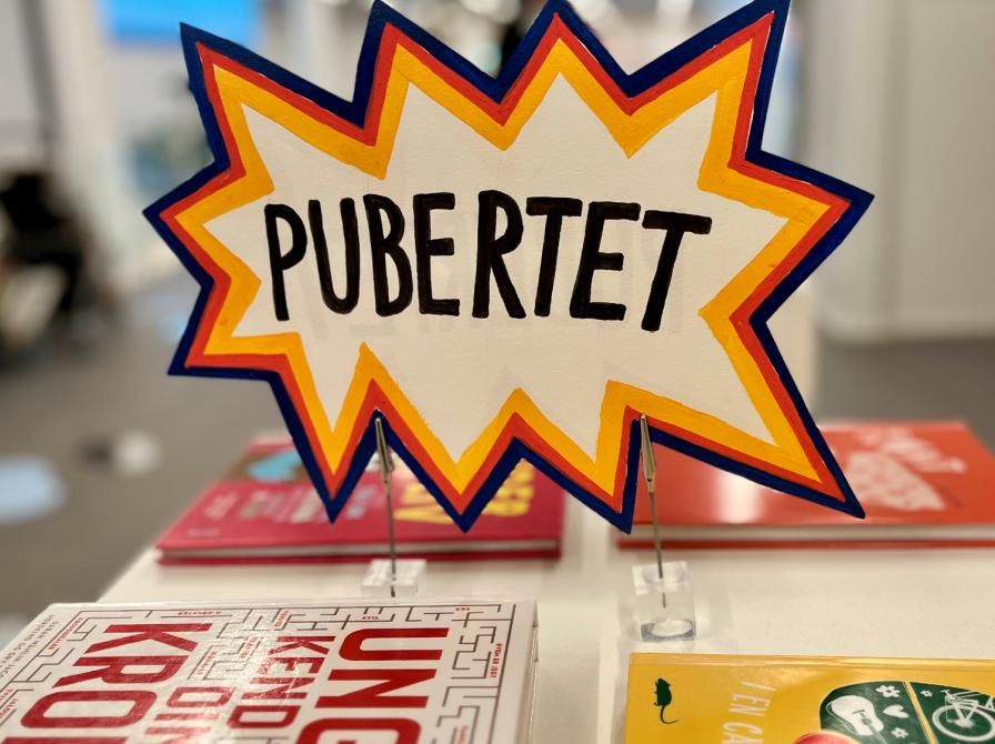 Skilt til udstilling om pubertet